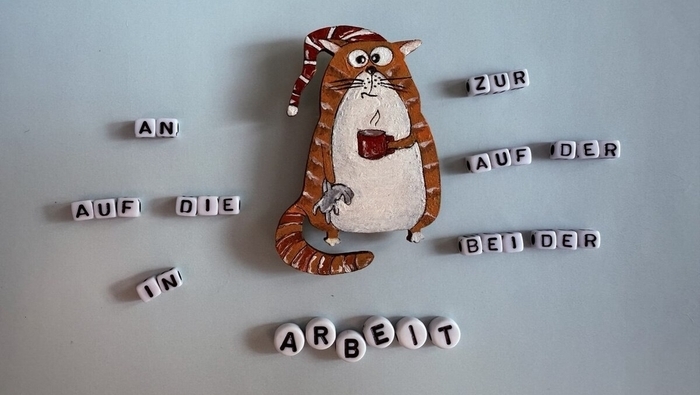  zur Arbeit, in die Arbeit, auf der Arbeit oder...